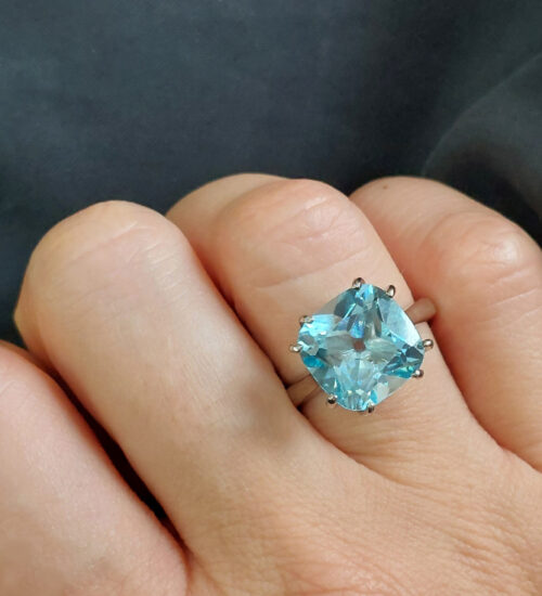 solitaire-blue-topaz-silver-ring